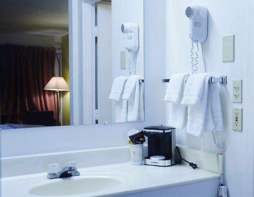Travelodge By Wyndham Lincoln Northeast ภายนอก รูปภาพ